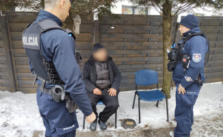 Bezdomny na śniegu. Interweniowała policja
