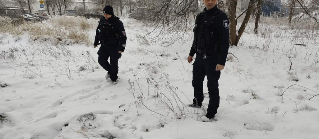 Bezdomny na śniegu. Interweniowała policja