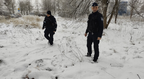 Bezdomny na śniegu. Interweniowała policja - grafika