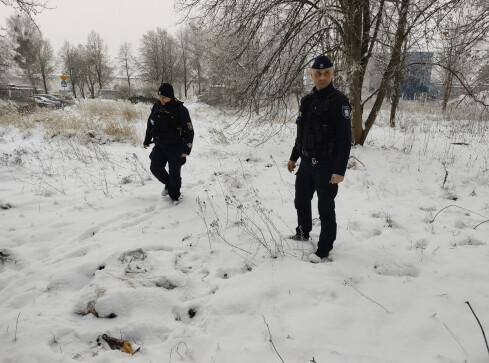 Bezdomny na śniegu. Interweniowała policja - grafika
