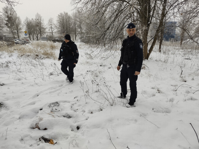 Bezdomny na śniegu. Interweniowała policja - grafika