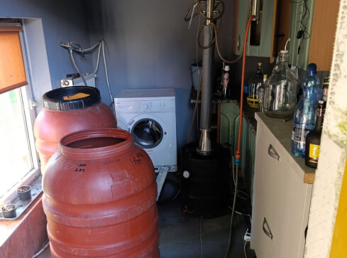 Domowy bimber na niemal przemysłową skalę - grafika