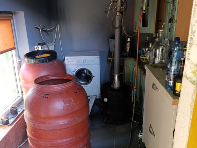 Domowy bimber na niemal przemysłową skalę - grafika