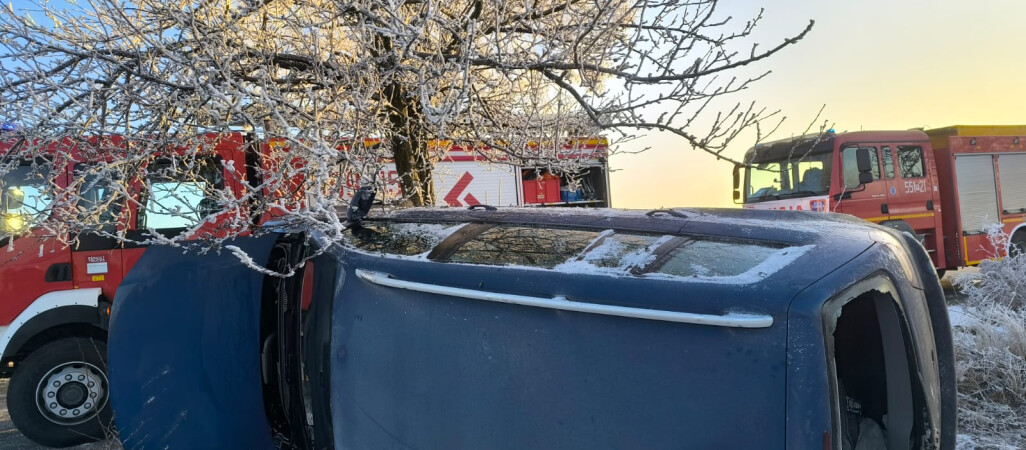 Dachowanie auta. Ucierpiały trzy osoby, w tym roczne dziecko