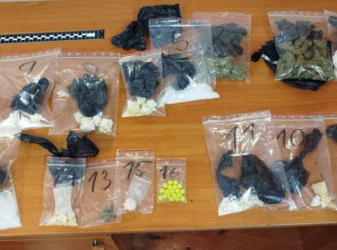 Dwa kilogramy metaamfetaminy, mefedronu i extasy w rękach policji - grafika