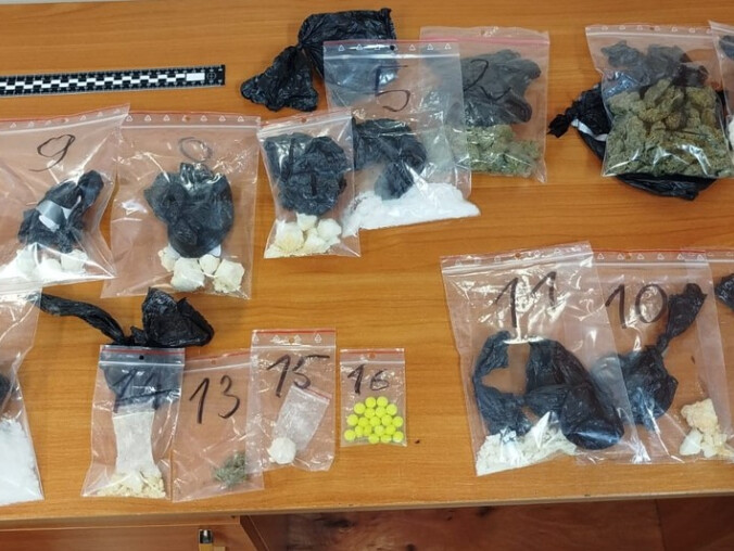 Dwa kilogramy metaamfetaminy, mefedronu i extasy w rękach policji - grafika