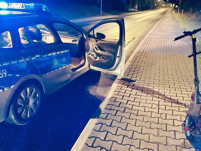 Dwóch pijanych na hulajnogach - grafika