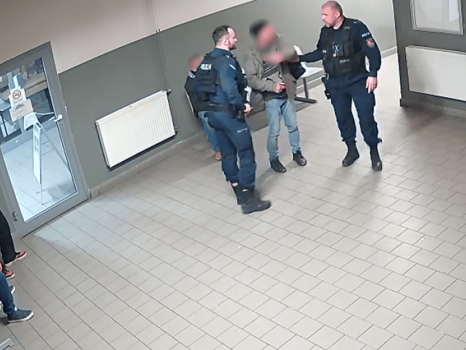 Urządzili libację na dworcu. Jeden trafił za kratki - grafika