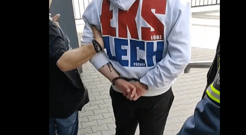 Zerwali z kibica bluzę znienawidzonego klubu. Grozi im 10 lat - grafika