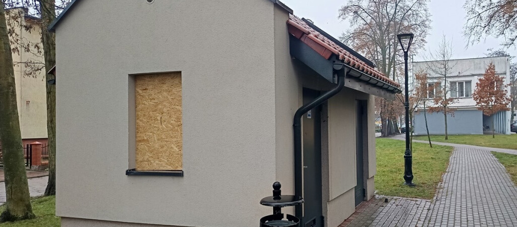 Chciał przenocować w miejskiej toalecie