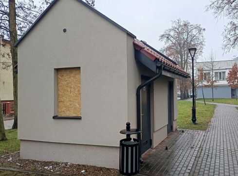 Chciał przenocować w miejskiej toalecie - grafika