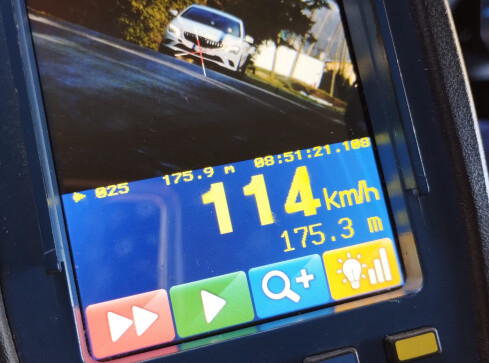 Policja egzekwuje nowe przepisy i zatrzymuje prawo jazdy - grafika