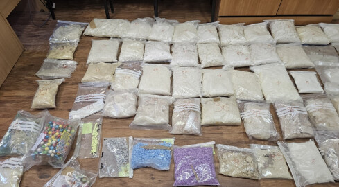 61 kg narkotyków za 5 mln zł ukryte w jednym z budynków - grafika