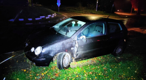 Wjechał w płot i porzucił auto. Pijany 21-latek jechał do dziewczy - grafika