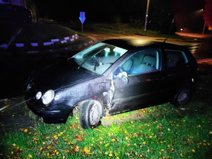 Wjechał w płot i porzucił auto. Pijany 21-latek jechał do dziewczy - grafika