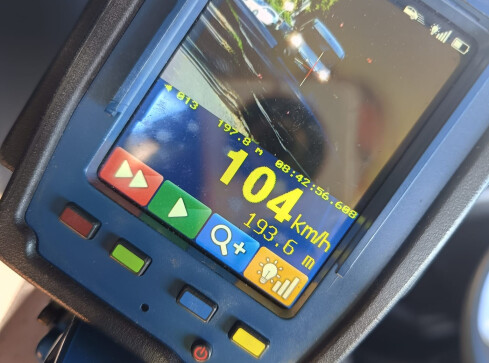 104 km/h w terenie zabudowanym - grafika