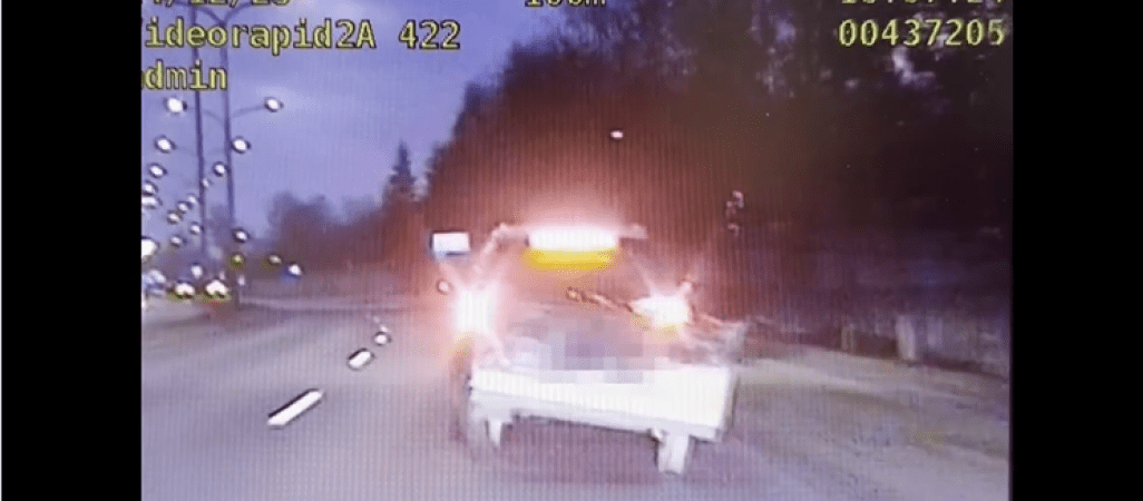 81-latek jechał Skodą z rozwaloną przyczepką