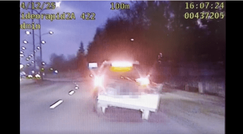 81-latek jechał Skodą z rozwaloną przyczepką - grafika