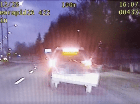 81-latek jechał Skodą z rozwaloną przyczepką - grafika