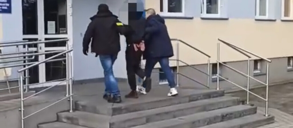 Strzelał z broni do okien i drzwi