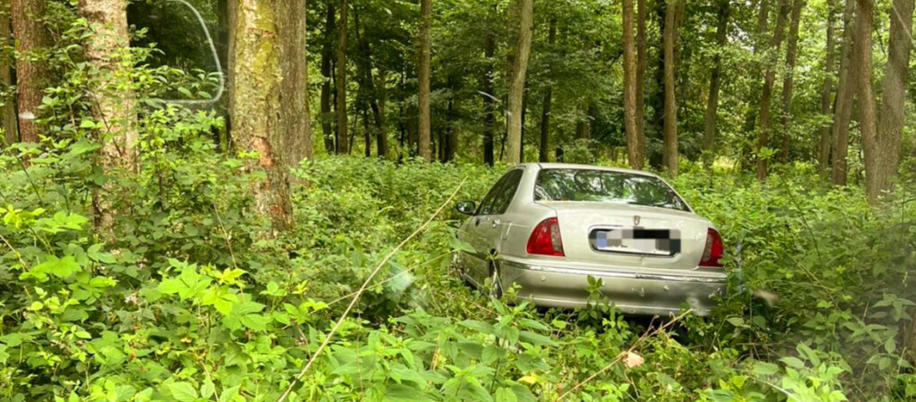 Uciekał przed policją. Auto porzucił w lesie