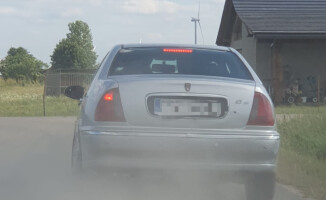 Uciekał przed policją. Auto porzucił w lesie
