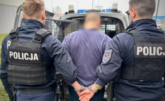 Ukradł ciągnik i pojechał demolować krewnym posesję - VIDEO