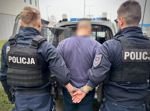 Ukradł ciągnik i pojechał demolować krewnym posesję - VIDEO - grafika