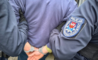 Ukradł ciągnik i pojechał demolować krewnym posesję - VIDEO