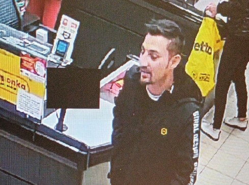 Oszust poszukiwany przez policję. Rozpoznajesz? Zadzwoń - grafika