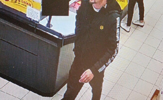 Oszust poszukiwany przez policję. Rozpoznajesz? Zadzwoń