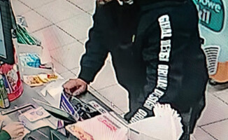 Oszust poszukiwany przez policję. Rozpoznajesz? Zadzwoń