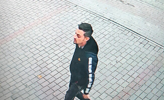 Oszust poszukiwany przez policję. Rozpoznajesz? Zadzwoń