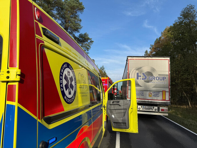 Autobus przewożący dzieci zderzył się z ciężarówką [AKTUALIZAC - grafika