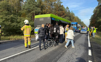 Autobus przewożący dzieci zderzył się z ciężarówką [AKTUALIZACJA]