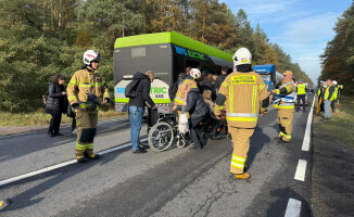 Autobus przewożący dzieci zderzył się z ciężarówką [AKTUALIZACJA]
