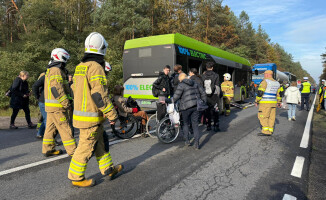Autobus przewożący dzieci zderzył się z ciężarówką [AKTUALIZACJA]