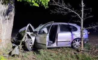 Dachował samochód. Dwie osoby w szpitalu