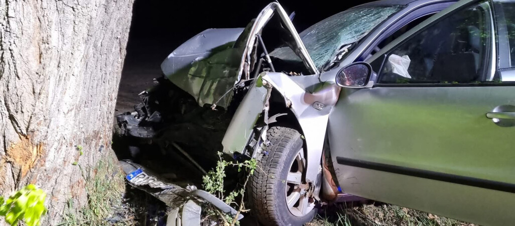 Dachował samochód. Dwie osoby w szpitalu