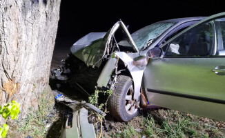 Dachował samochód. Dwie osoby w szpitalu