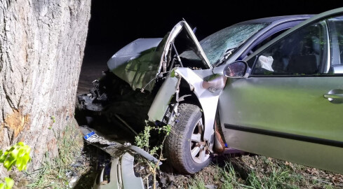 Dachował samochód. Dwie osoby w szpitalu - grafika