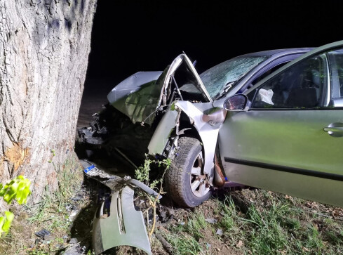 Dachował samochód. Dwie osoby w szpitalu - grafika