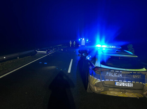 Zderzenie trzech pojazdów pod Dolnikiem. Są ranni - grafika