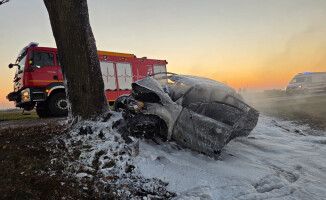 Płonęło auto z uwięzionym kierowcą