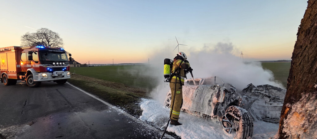 Płonęło auto z uwięzionym kierowcą