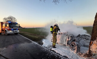 Płonęło auto z uwięzionym kierowcą