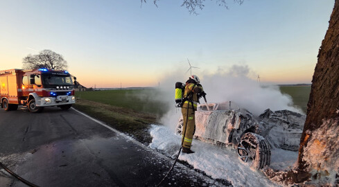 Płonęło auto z uwięzionym kierowcą - grafika