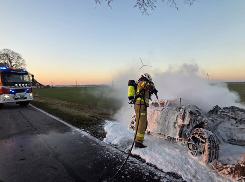 Płonęło auto z uwięzionym kierowcą - grafika