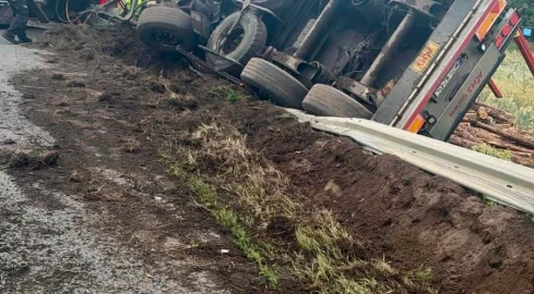 Przewrócony samochód ciężarowy na drodze - grafika