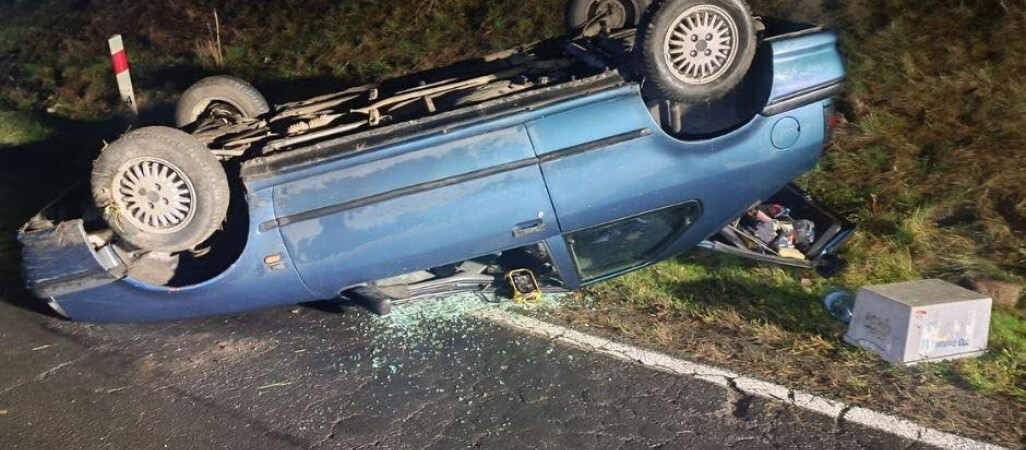 Kierowca dachował. Był pijany